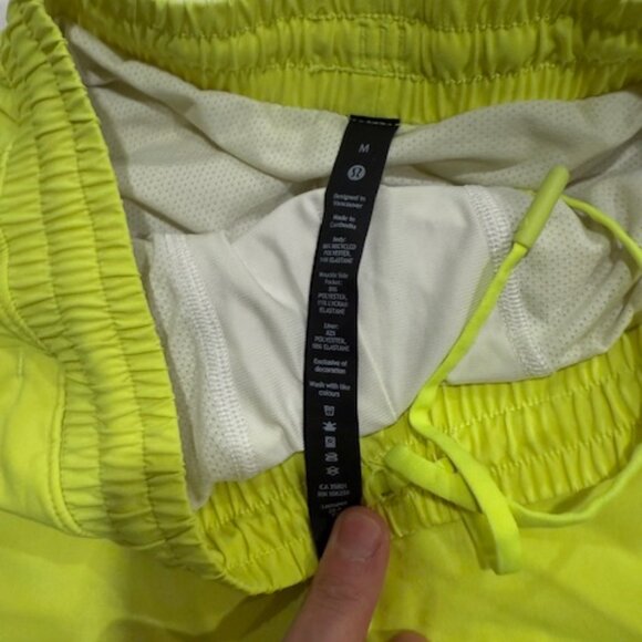 Lululemon Men's lined Shorts- Sized Medium - Picture 2 of 3